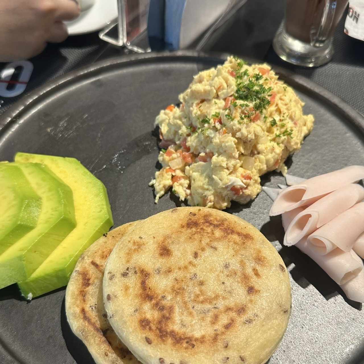 Arepas de yuca con perico, jamon y aguacate 