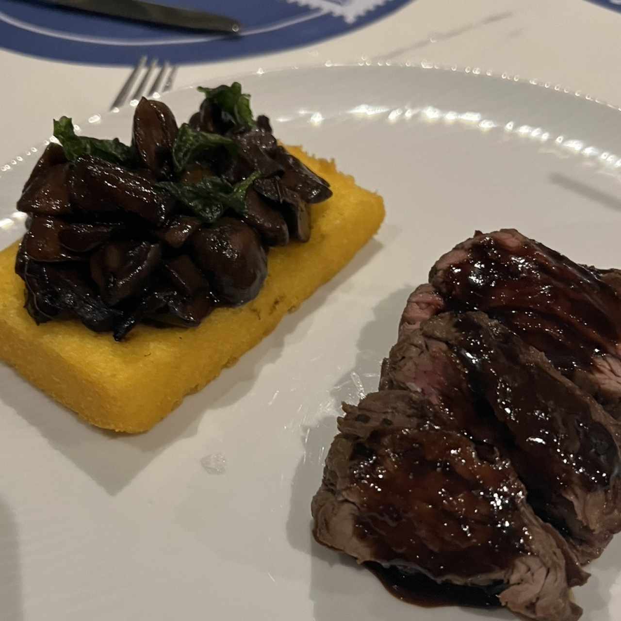 Lomito de ternera con polenta y champiñones 