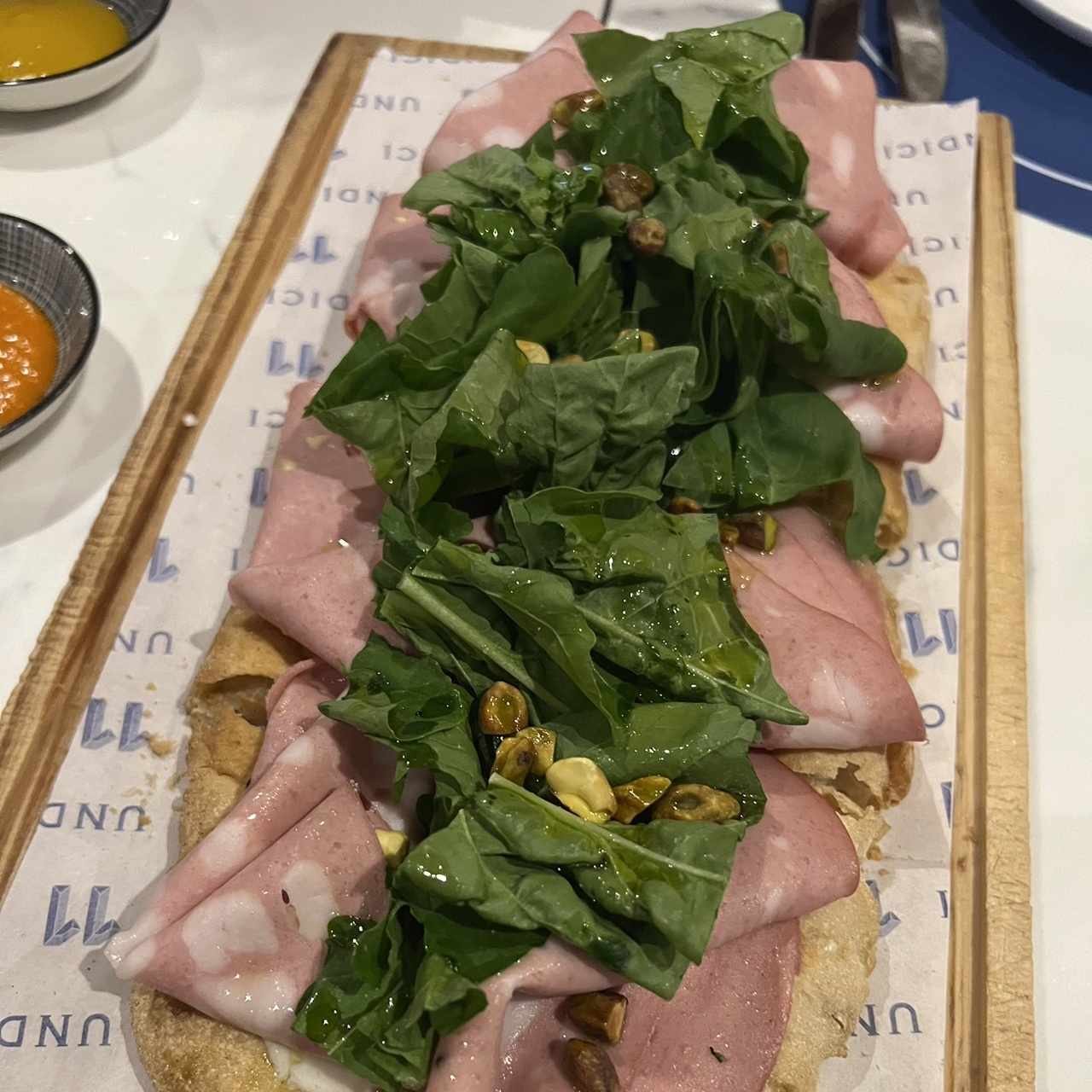Pizza a la pala con mortadela y rúgula
