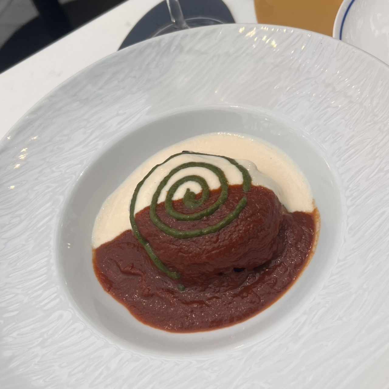 Plato con láminas comprimidas de berenjena 