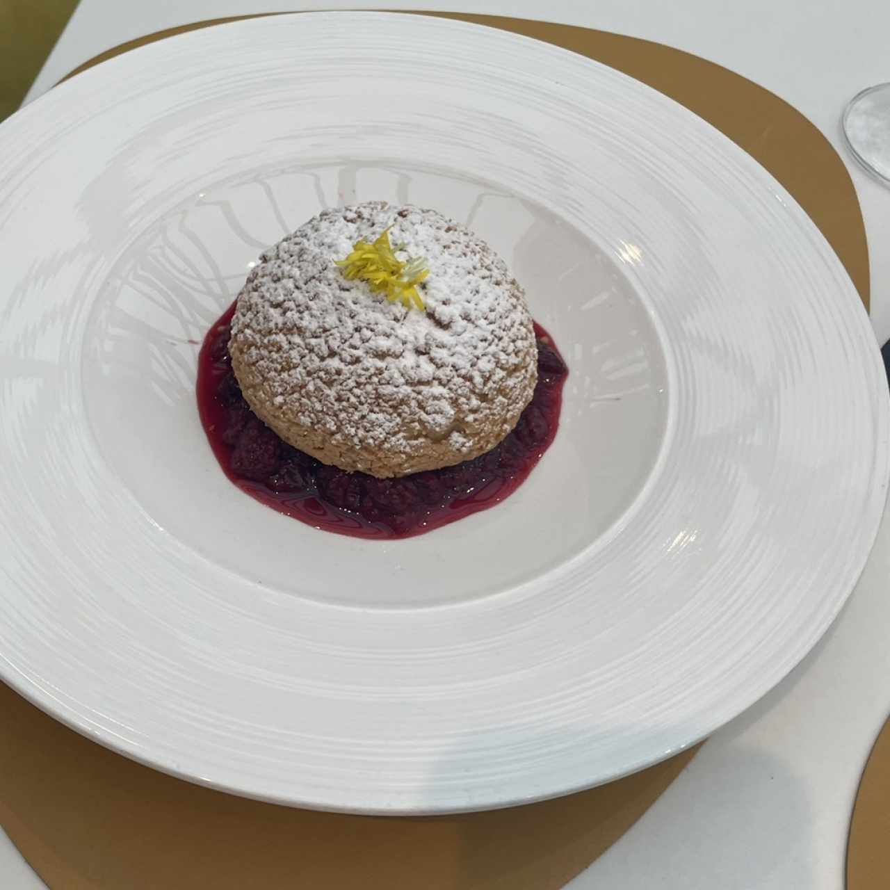Bigne Croquelin, Profiterol con cobertura de avellanas, relleno de crema pastelera y mermelada de frutos rojos. 