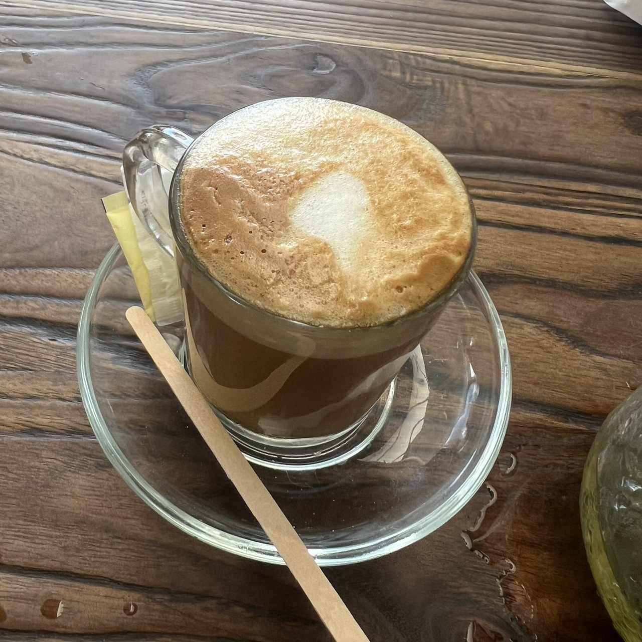 Café marrón pequeño