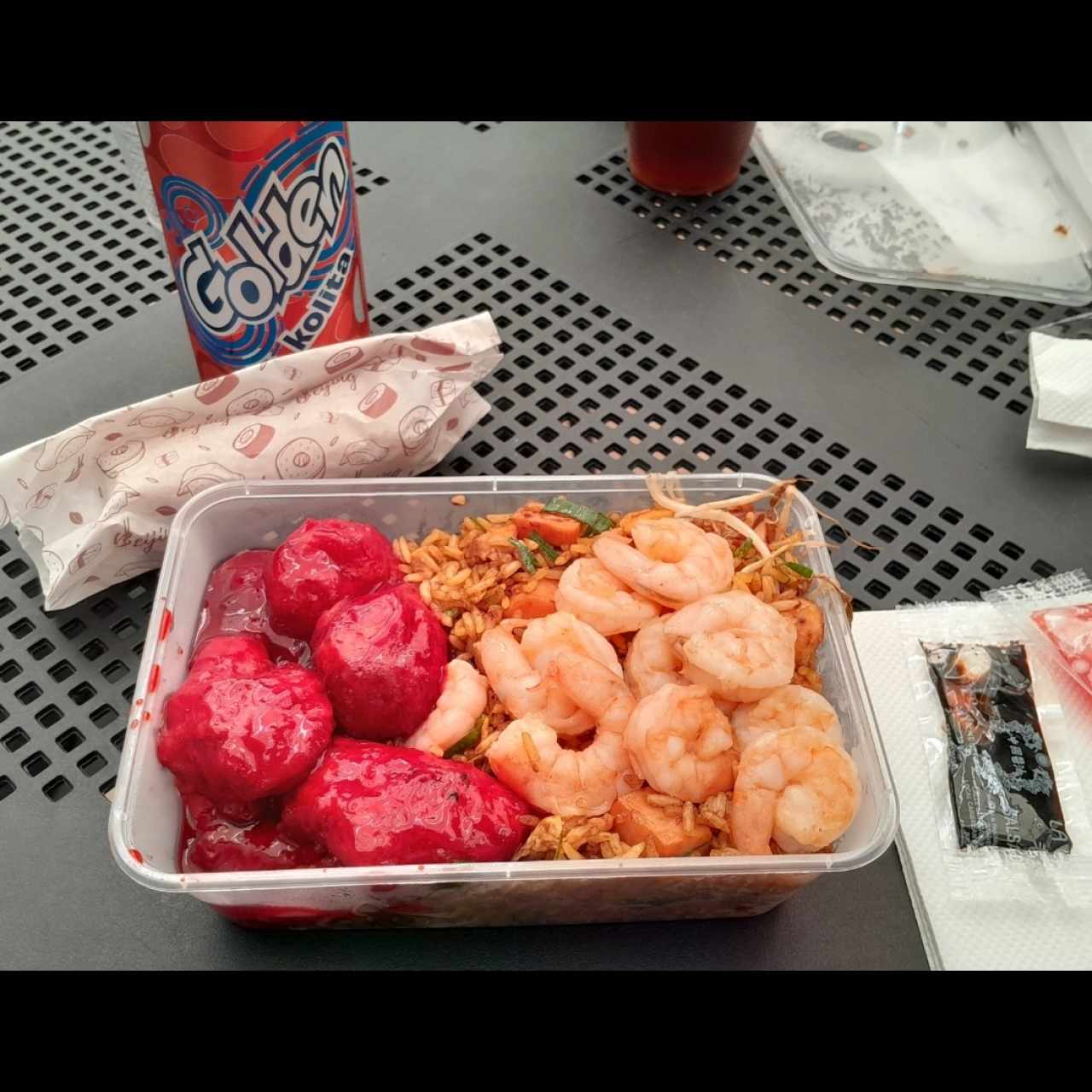 Combo chino clásico con extra de camarón. Insípido.