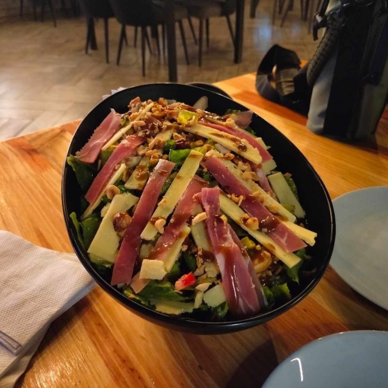 Ensalada con frutos secos y jamón serrano