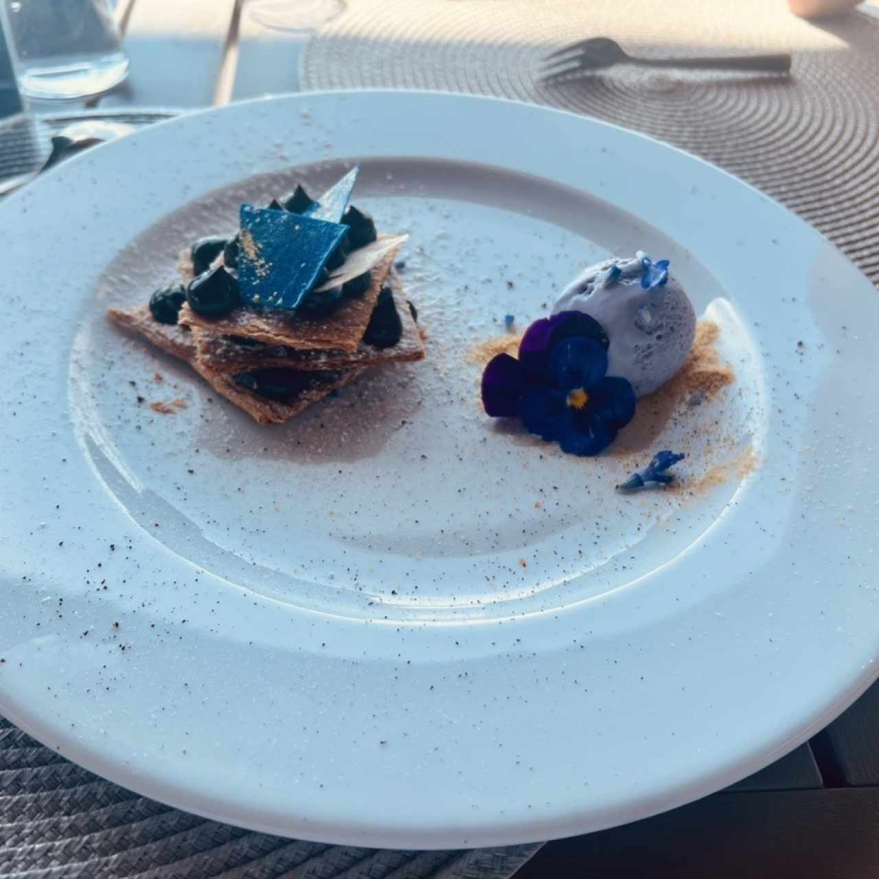 Milhojas con sepia y helado de lavanda 