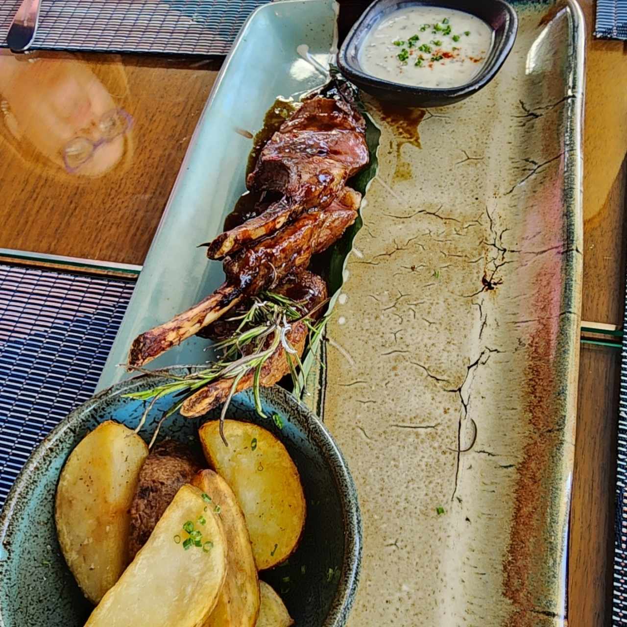 Costillas de cordero + papas rústicas 