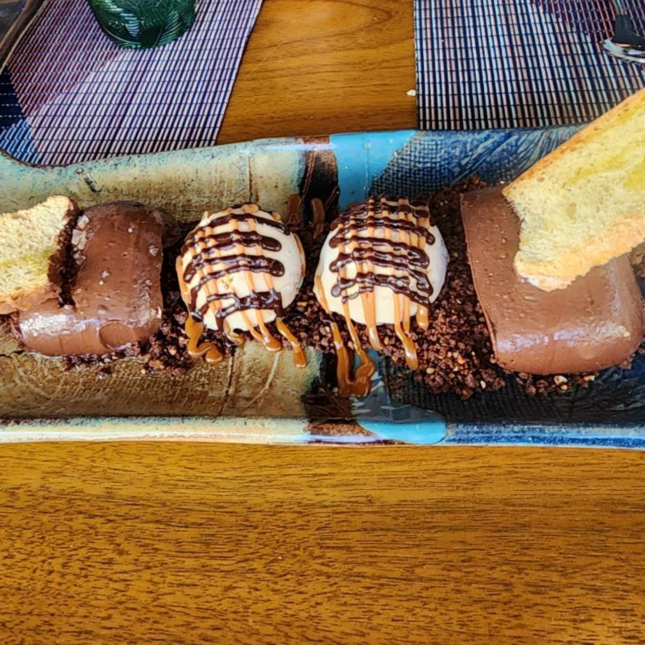 Ganache de chocolate + helado con caramelo 