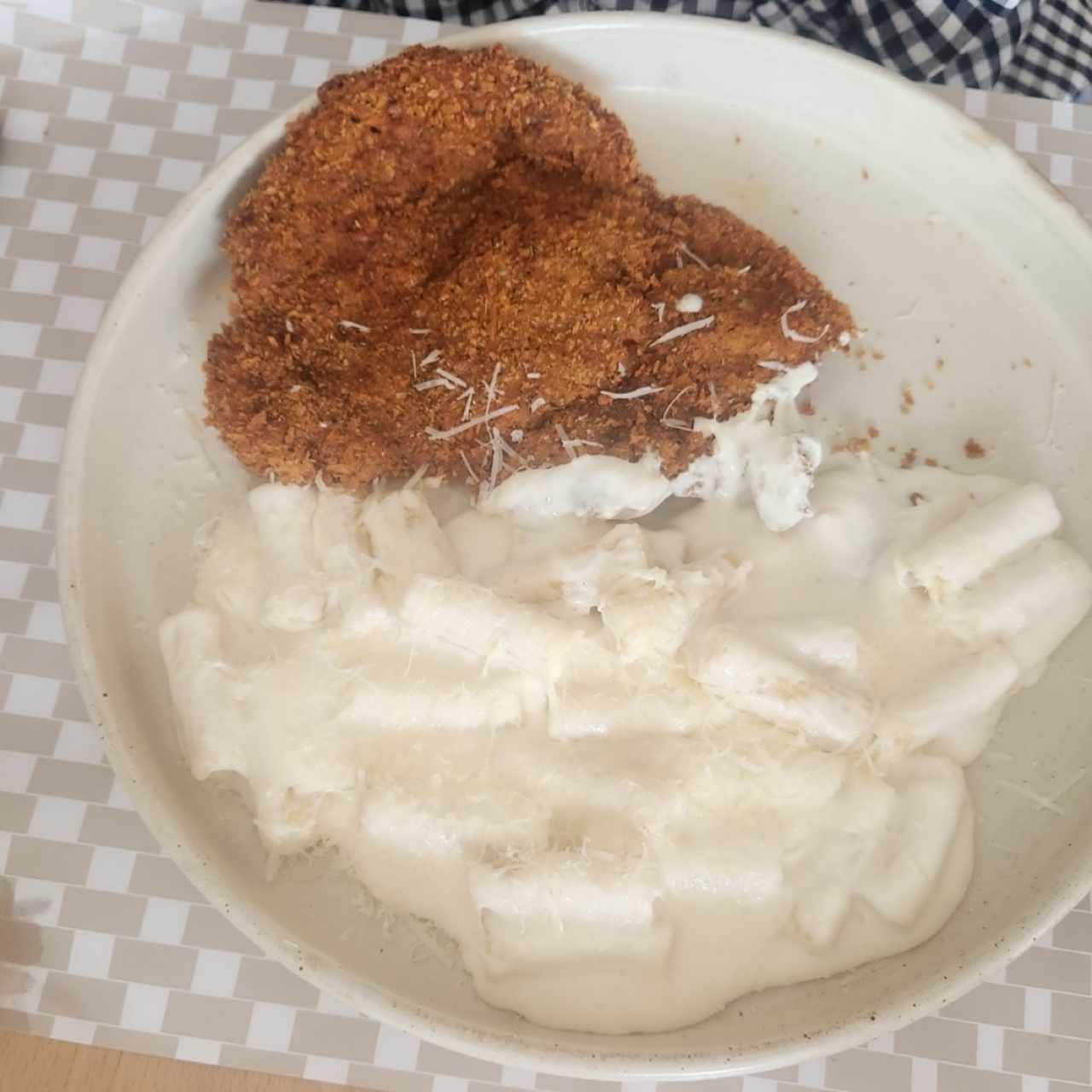Cotoletta de cerdo con pasta a la crema 