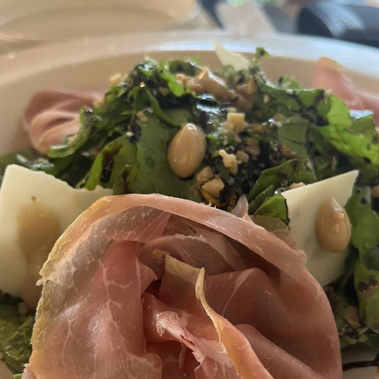 Ensalada rucula  parmesano prosciutto e hojos 