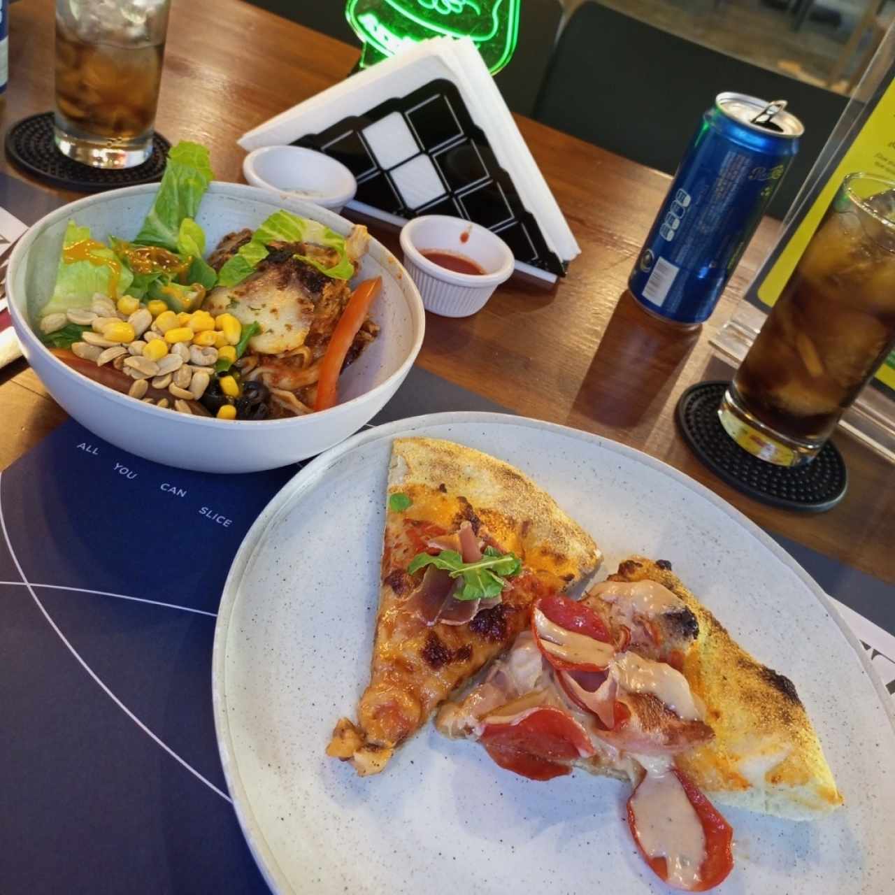 Pizzas, pasticho y ensalada