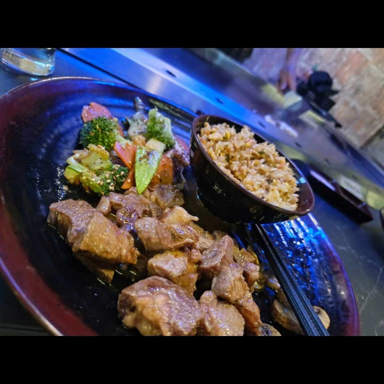 Rib eye Santa Bárbara con vegetales y arroz