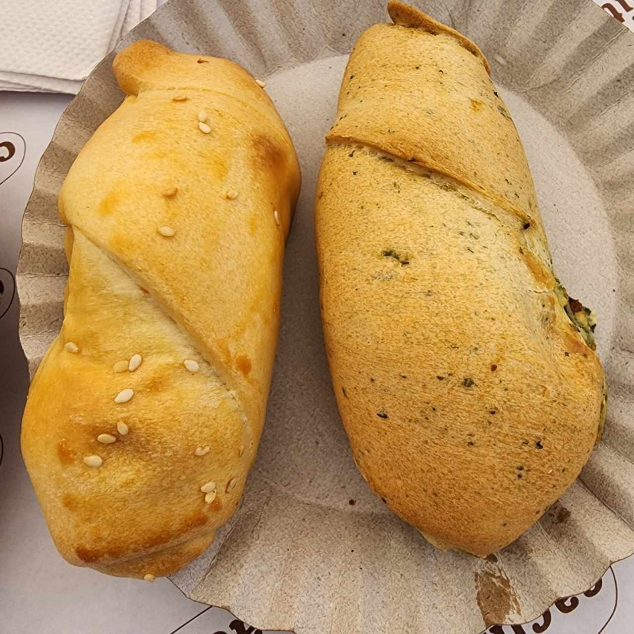 Cachitos de jamón y queso crema + ricota y espinaca 