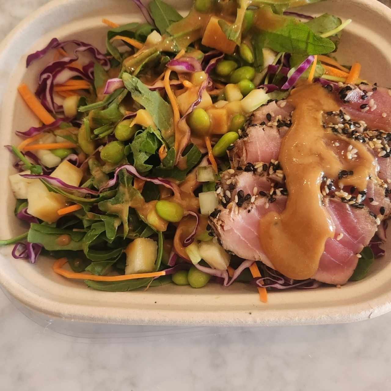 Ensalada de atún abrazado