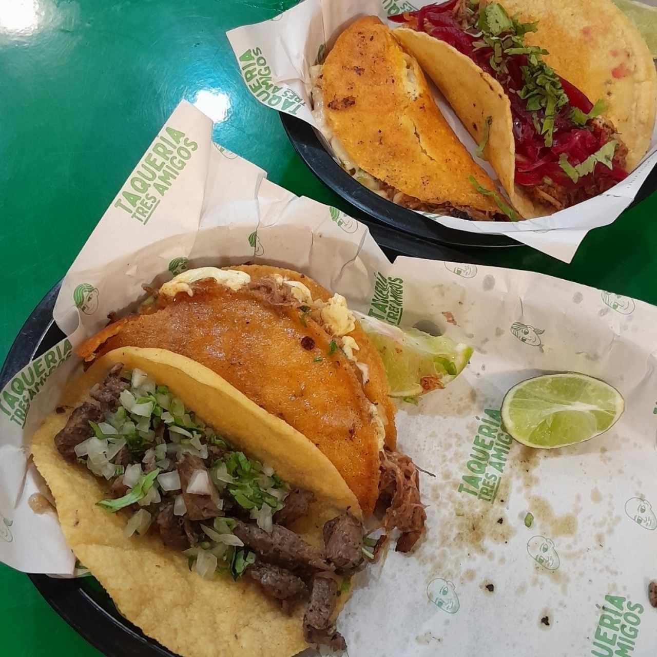 Tacos de carne asada, los 2 de birria y el de cochinita pibil. Muy buenos todos. 