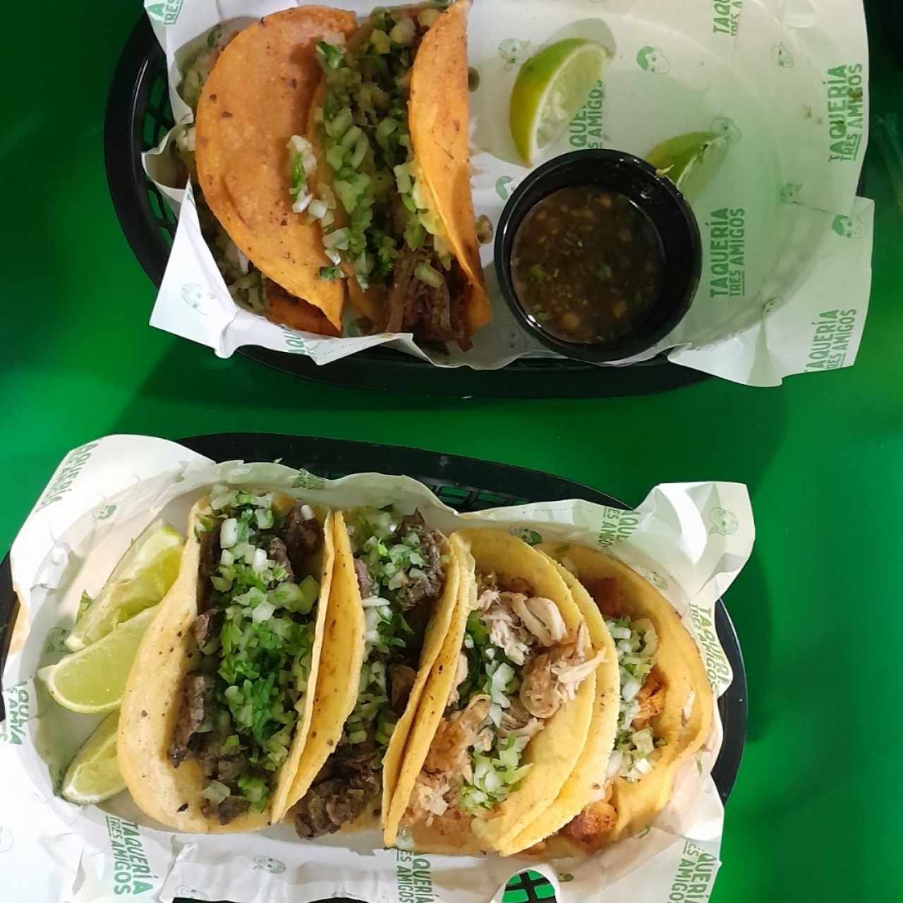 Birria, dos de carne asada, carnitas y pollo, todos buenos