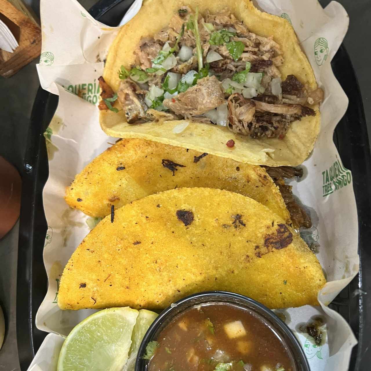 Taco de carnitas y tacos de birria (2)