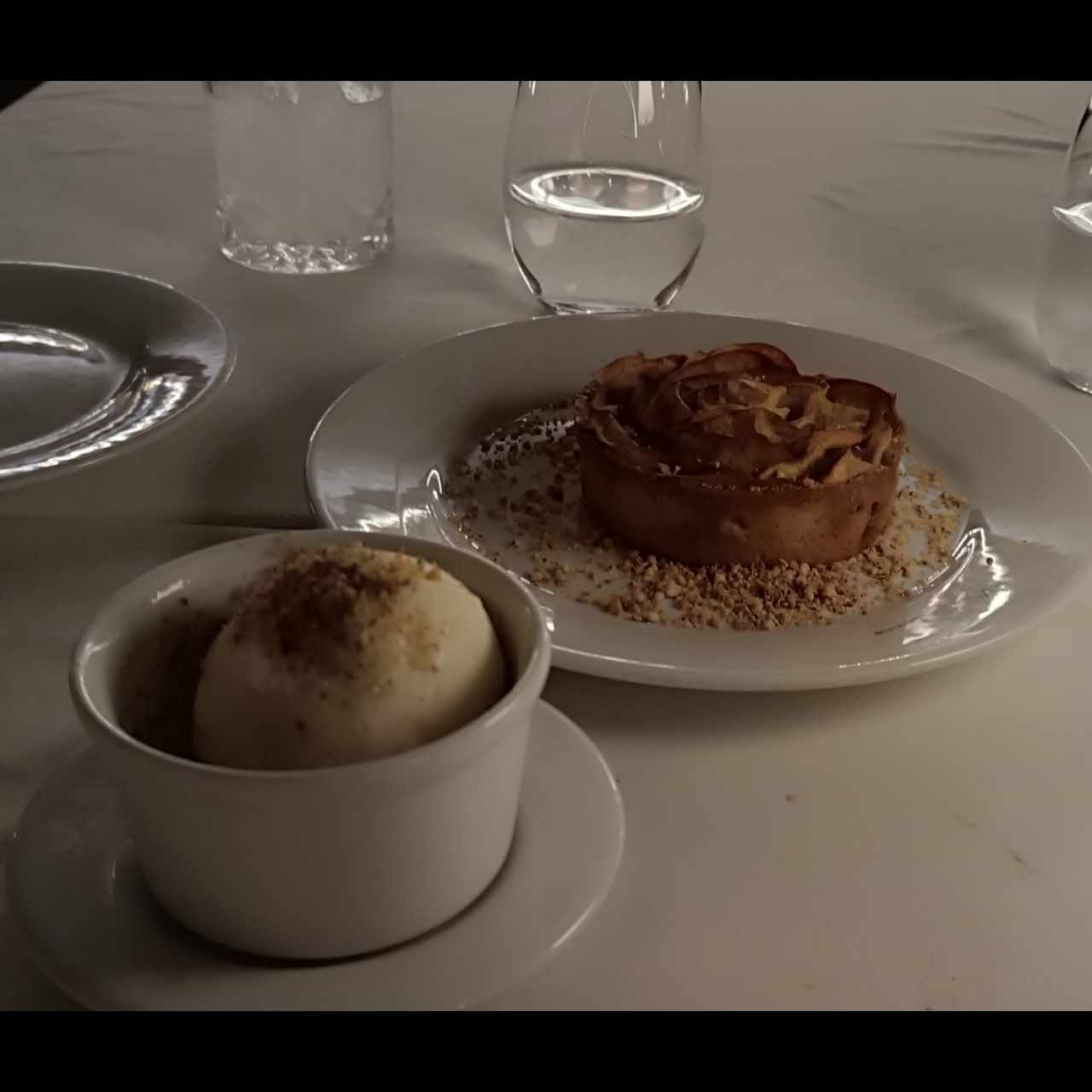tarta de manzanas con helado de vainilla