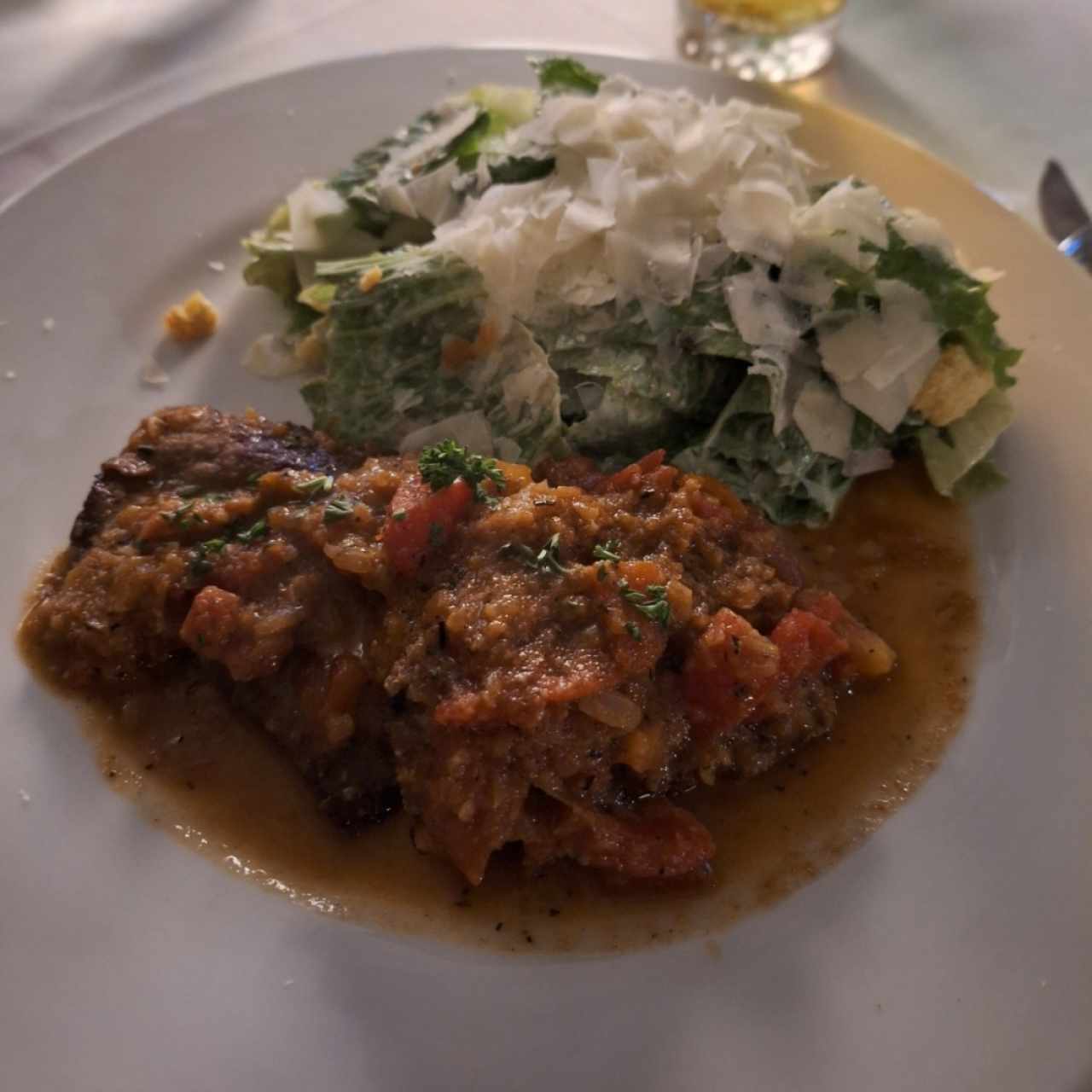 saltinboca de lomito con contorno de ensalada cesar