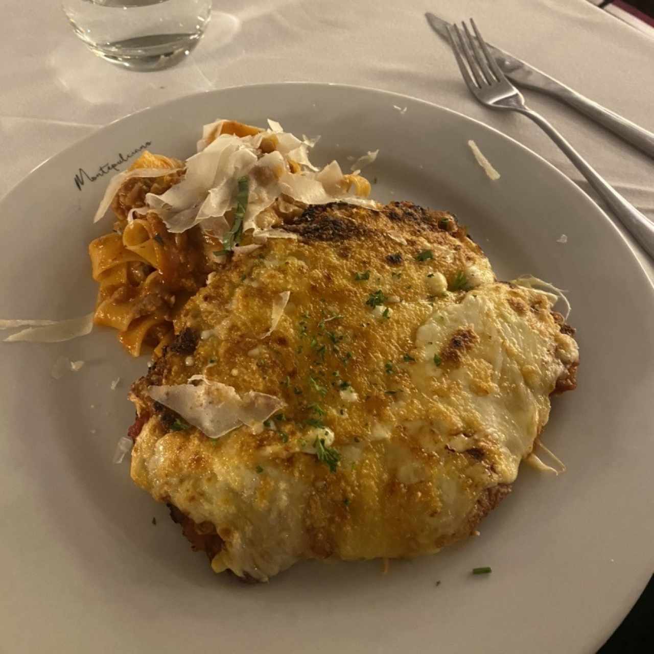 Cotoletta alla parmigiana con pappardelle al ragu di salsiccia