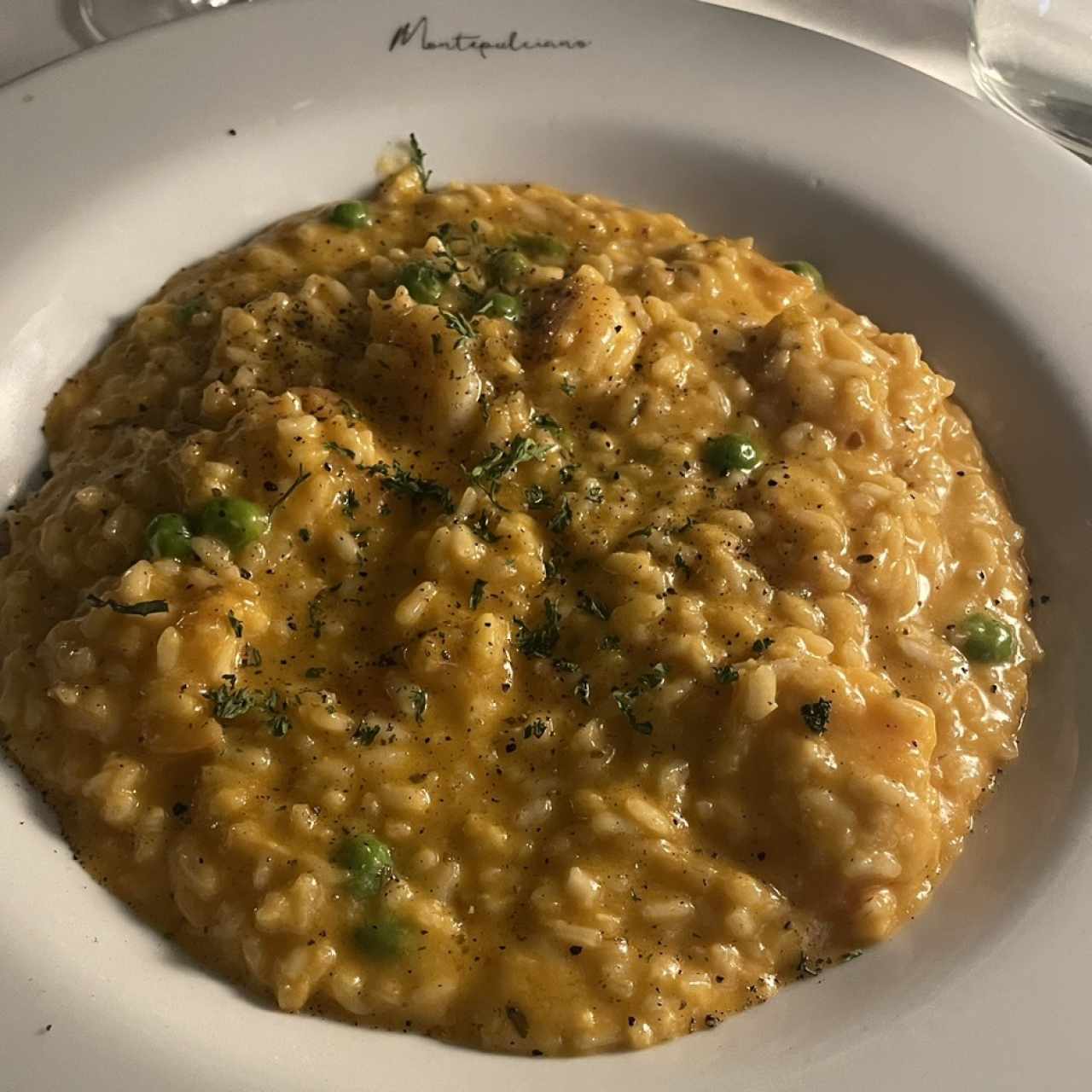 Risotto de camarones y guisantes