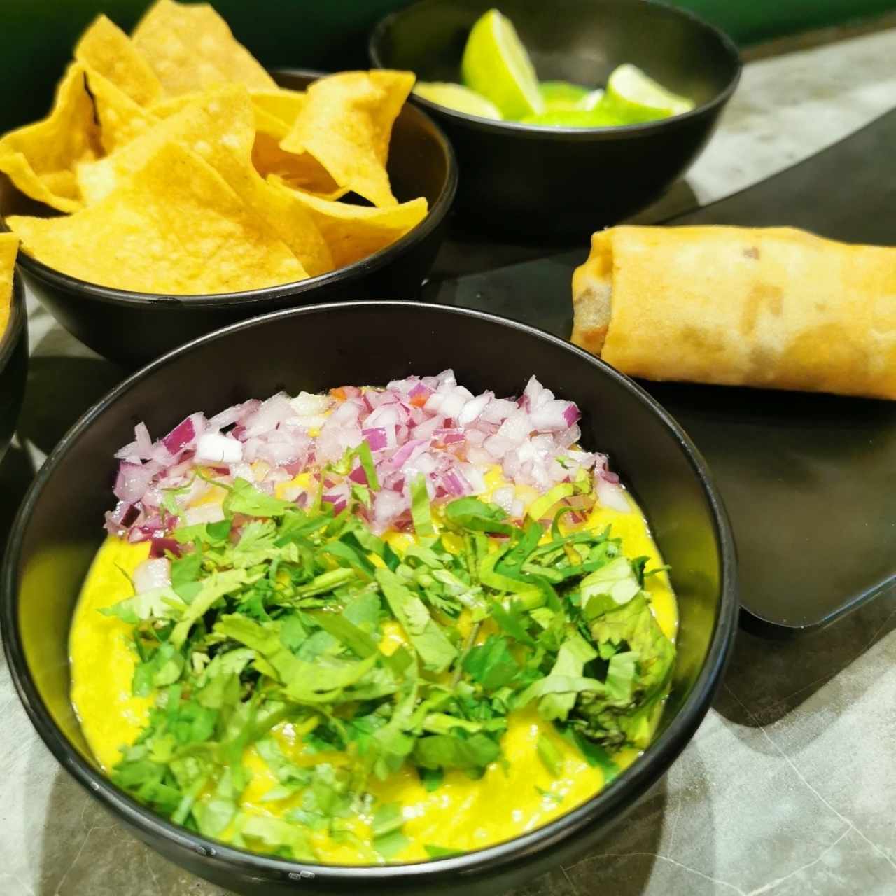 Adicional a esto el guacamole lo ofrecen con tomate y vino sin el porque se les acabó 