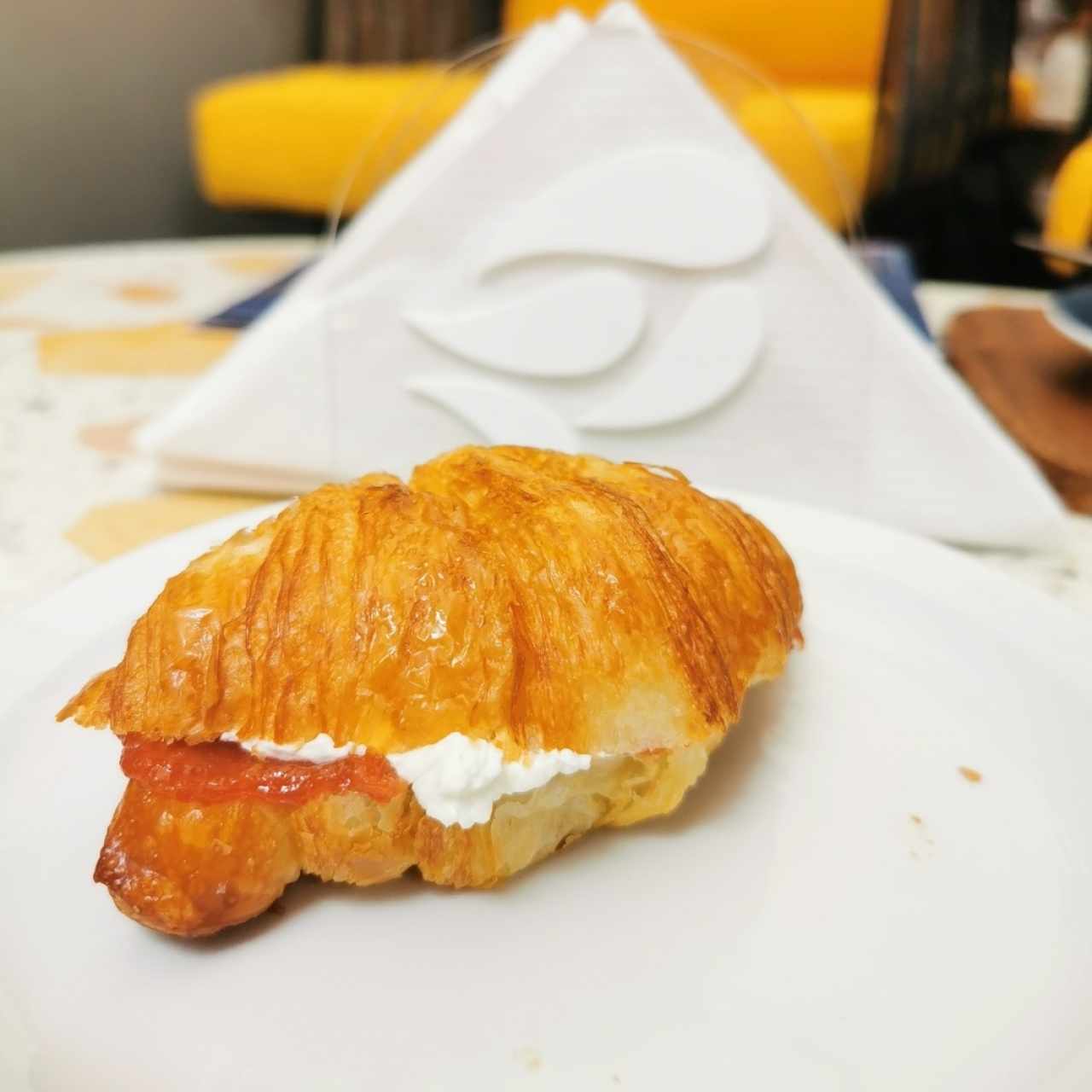 Croissant con queso de cabra y mermelada 