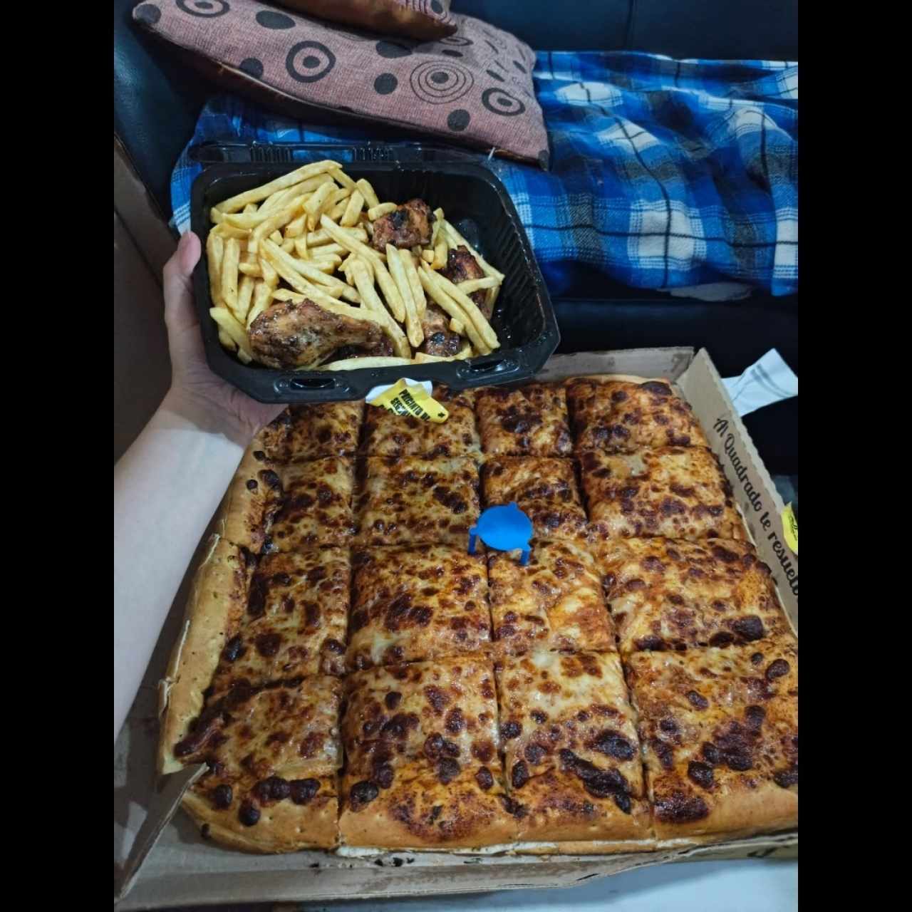 Pizza margarita, alitas y papas fritas 
