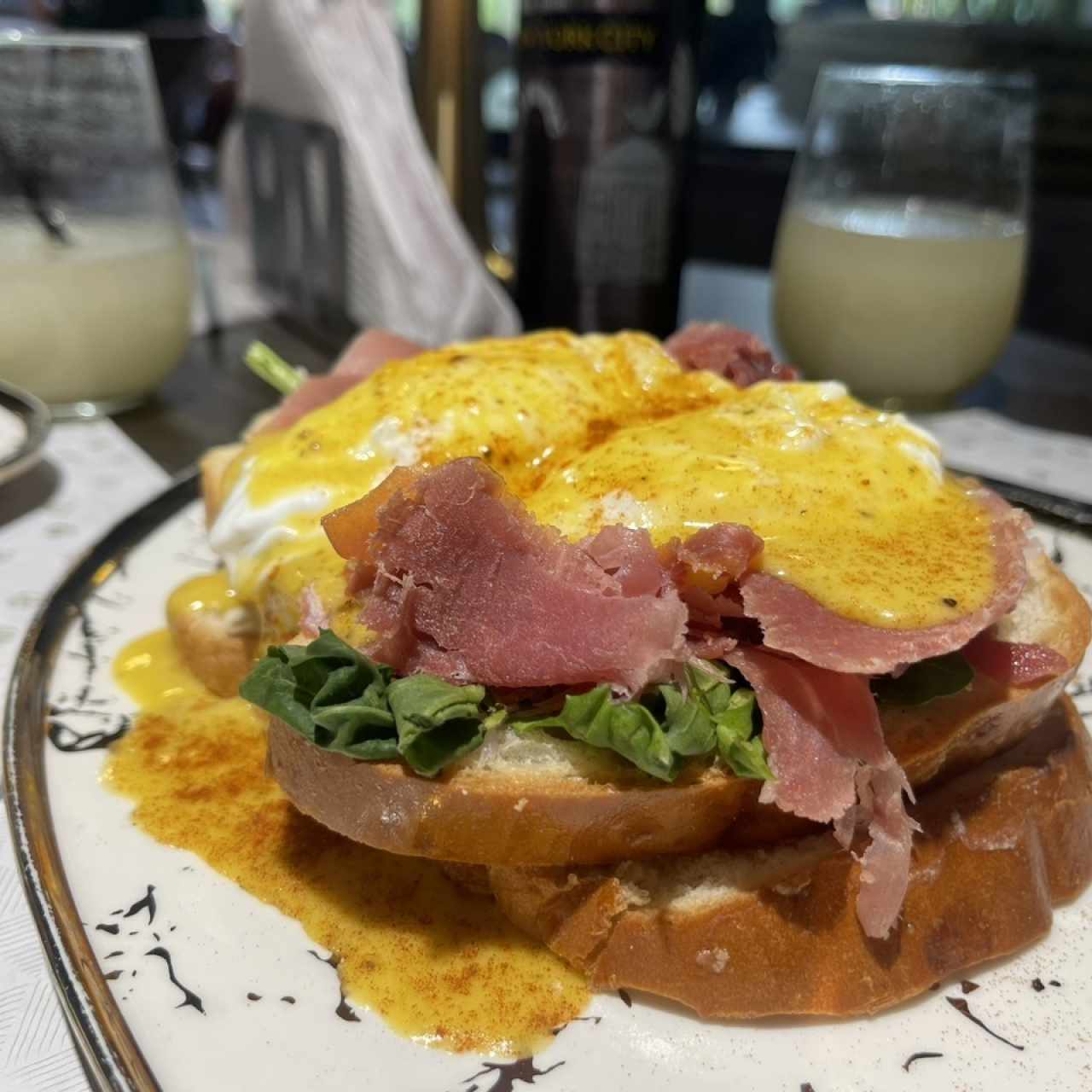 Huevos benedictinos de jamón serrano. No recomendables. 