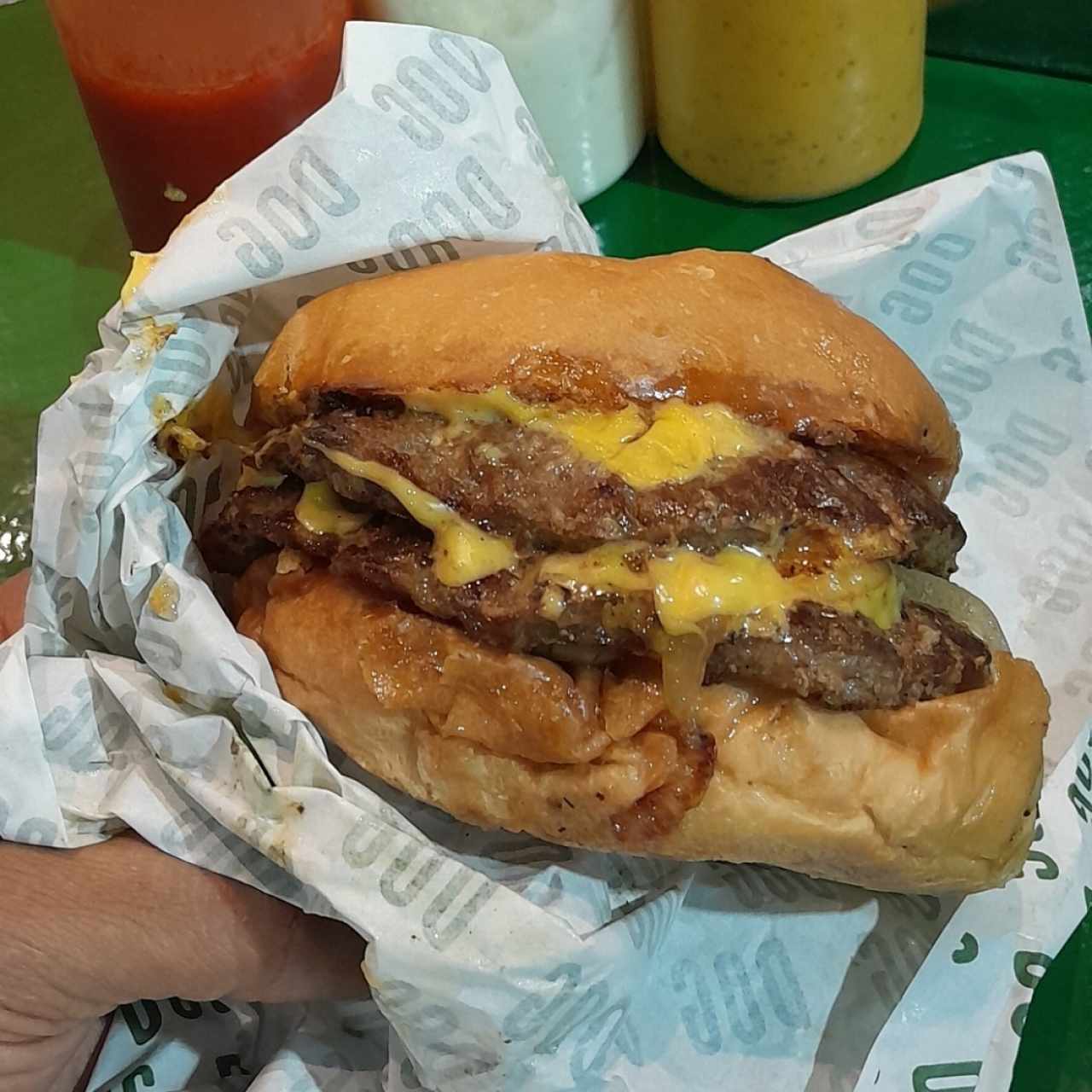 Doble básica.  Todo sabe a cebolla.