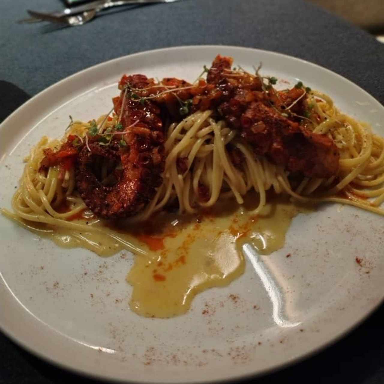 Pasta carbonara y pulpo
