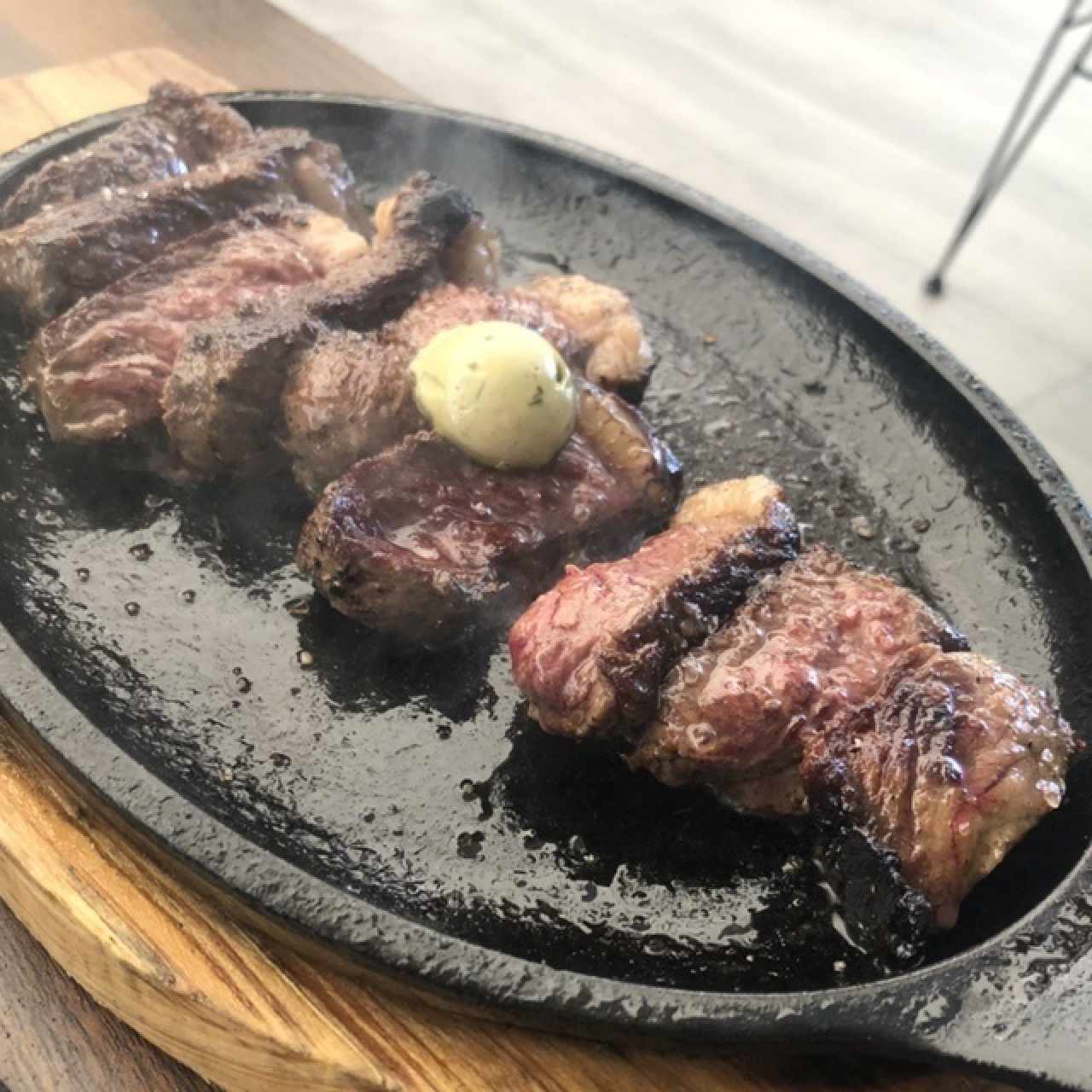 Punta Angus con mantequilla de aguacate
