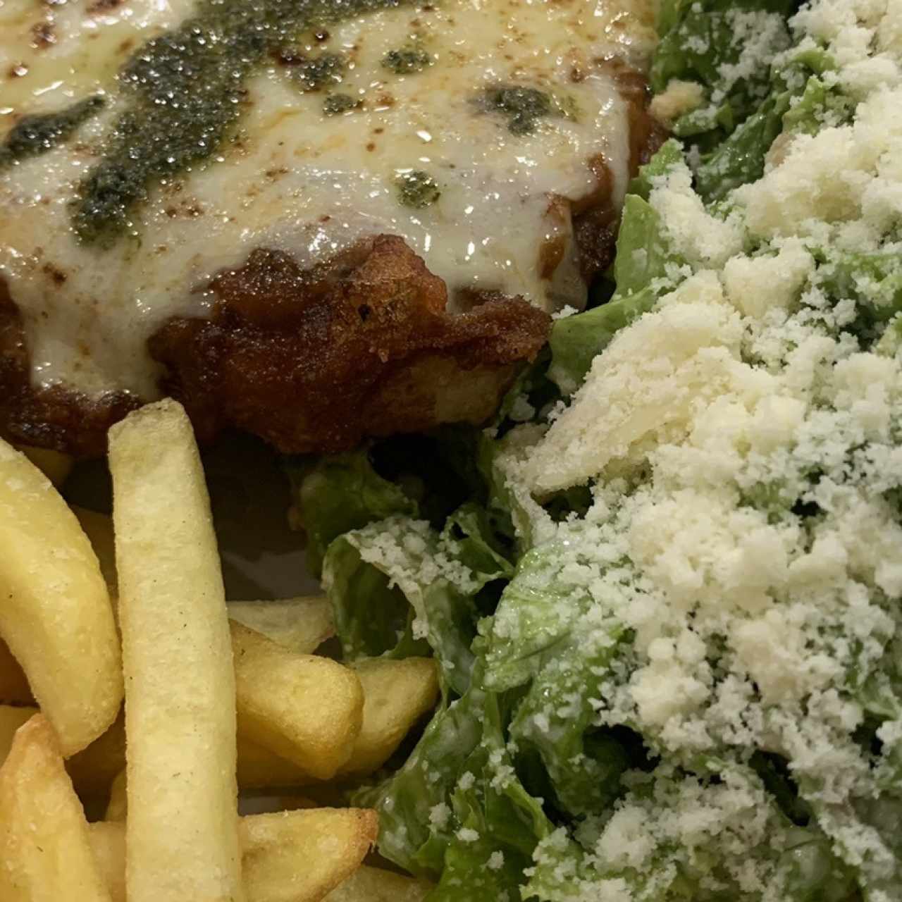 Pollo a la parmesana con ensalada César y papas fritas! 