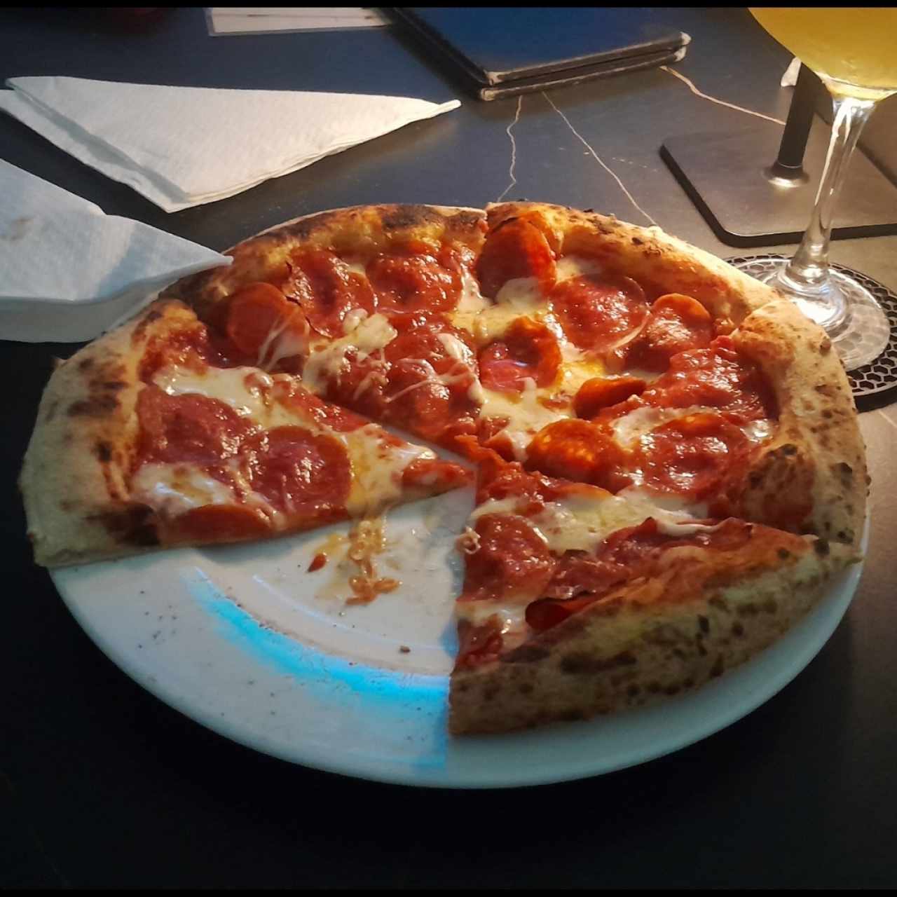 Pizza pepperoni, excelente 