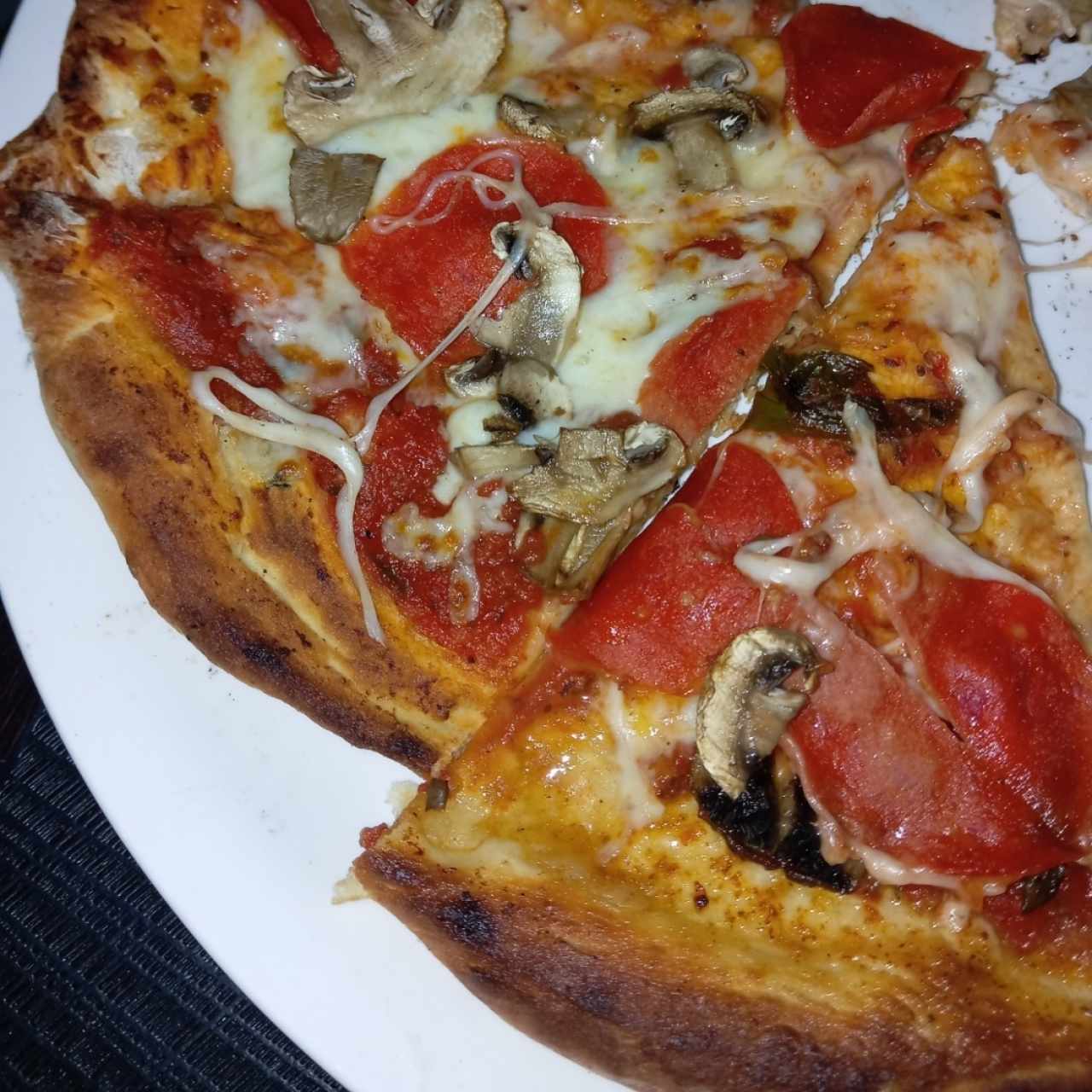 Pizza de pepperoni con champiñones 