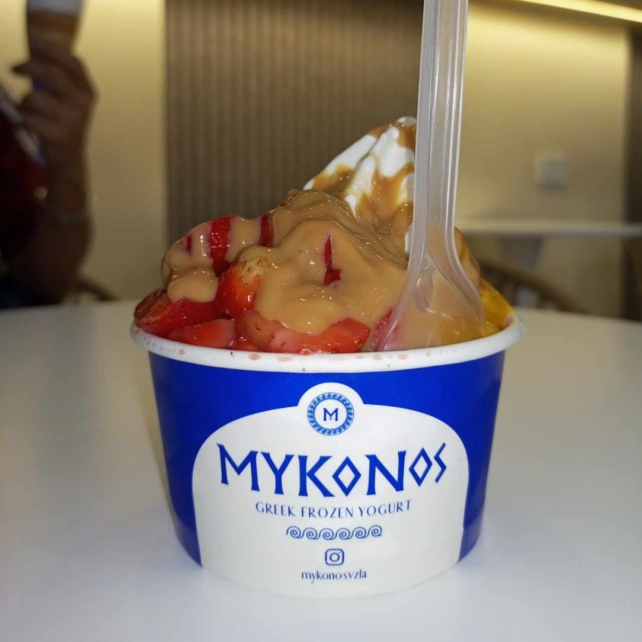 Tina pequeña con dulce de leche, fresas y melocotón 