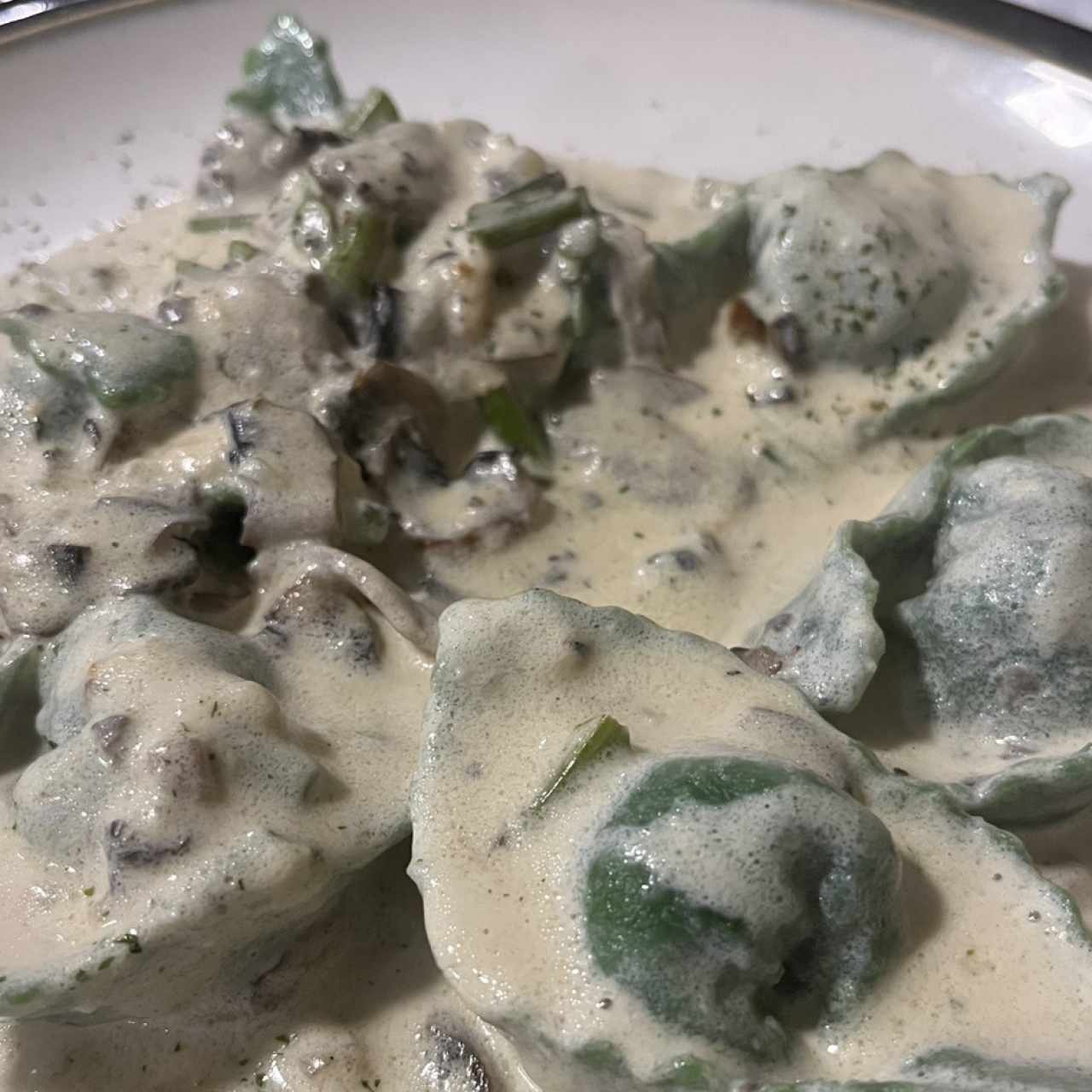 Ravioli espinaca con crema de hongos y esparragos