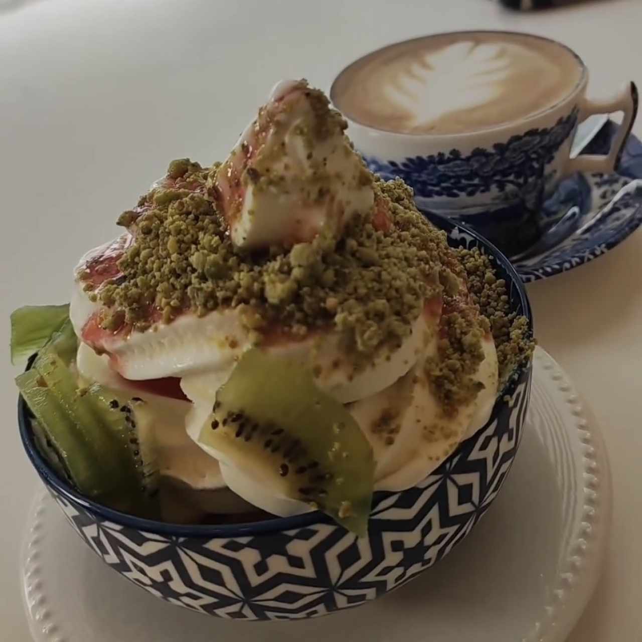Helado de Yogurt Griego con Pistacho, y un rico Café… EXCELENTE!!