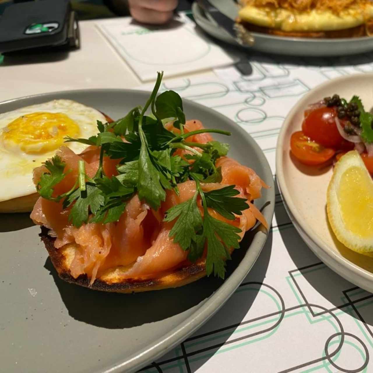 Bagel con salmón