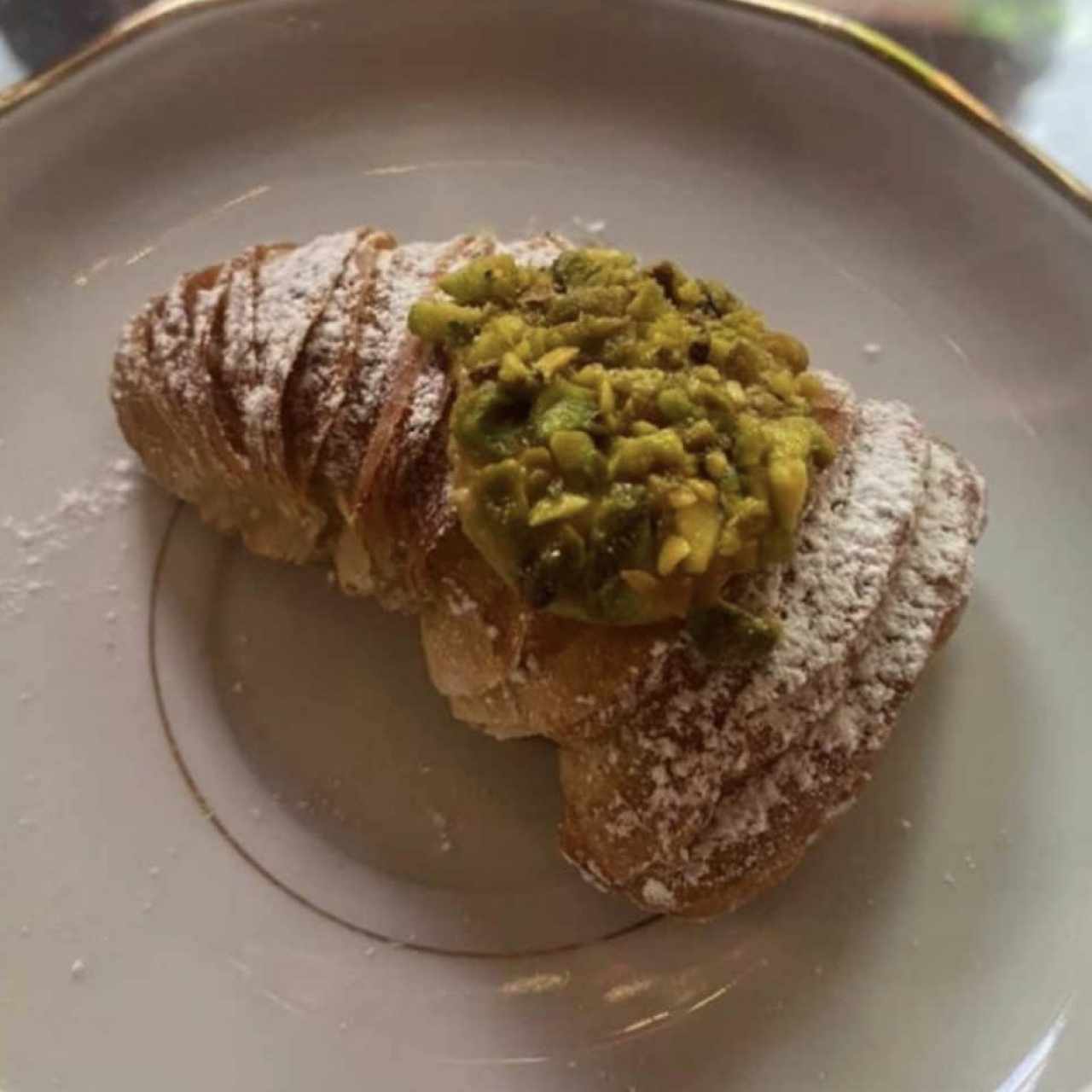 Cola de Langosta con Crema de Pistacho
