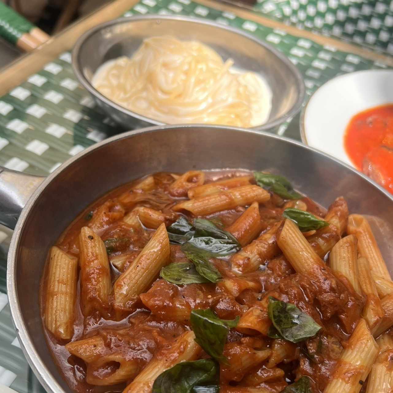 Penne rigatte con salsa de osobuco de res 