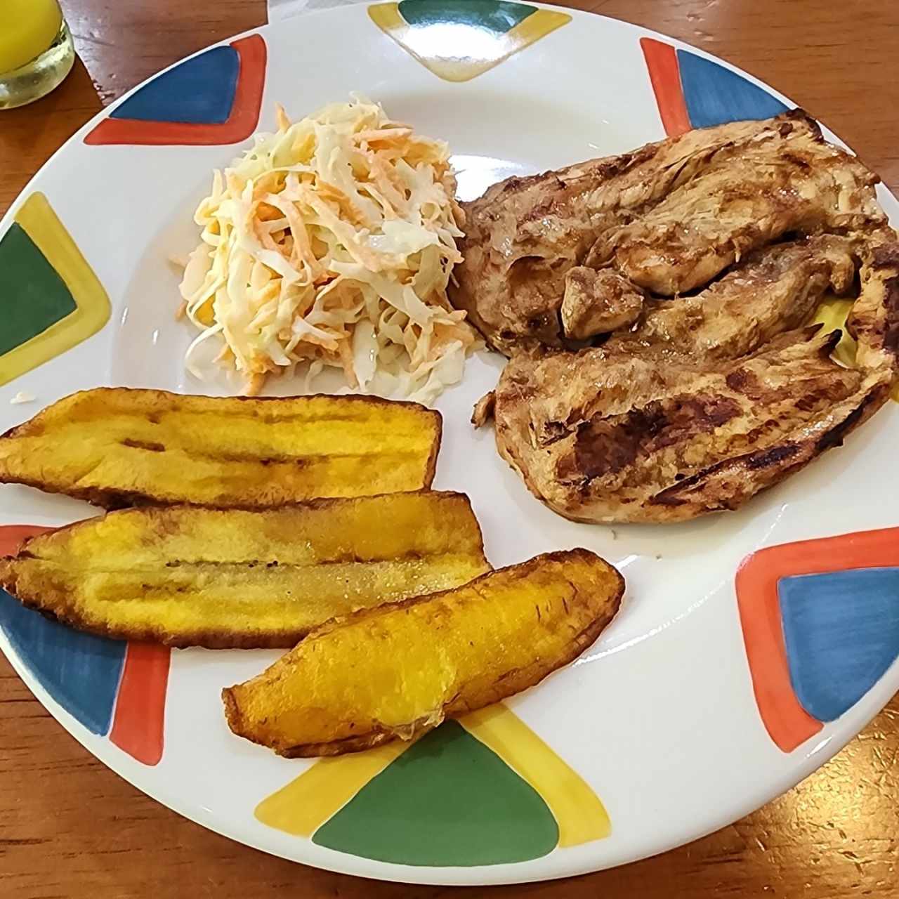Menú: pollo a la plancha + tajadas + ensalada rallada 
