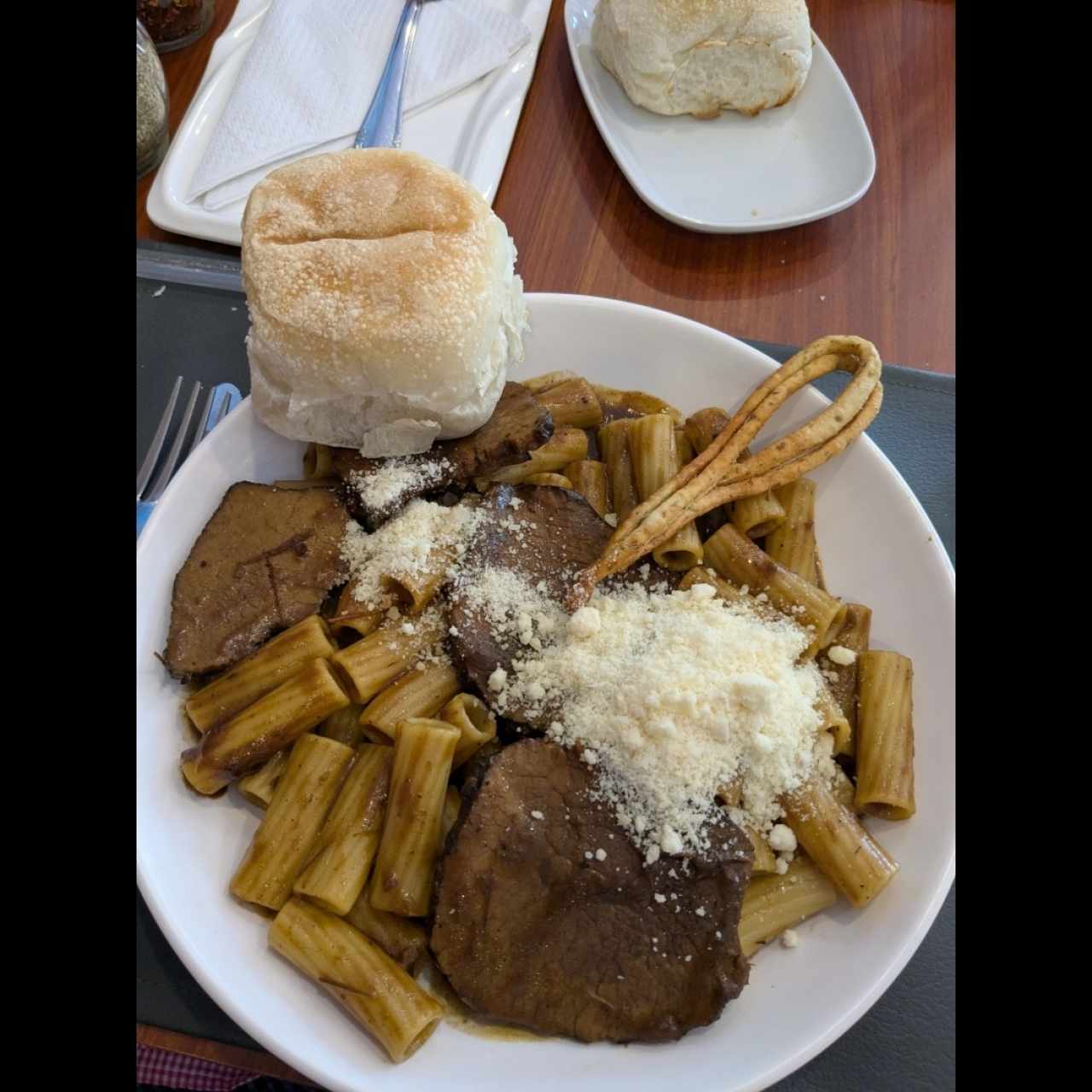 PASTA CON ASADO NEGRO TRADICIONAL