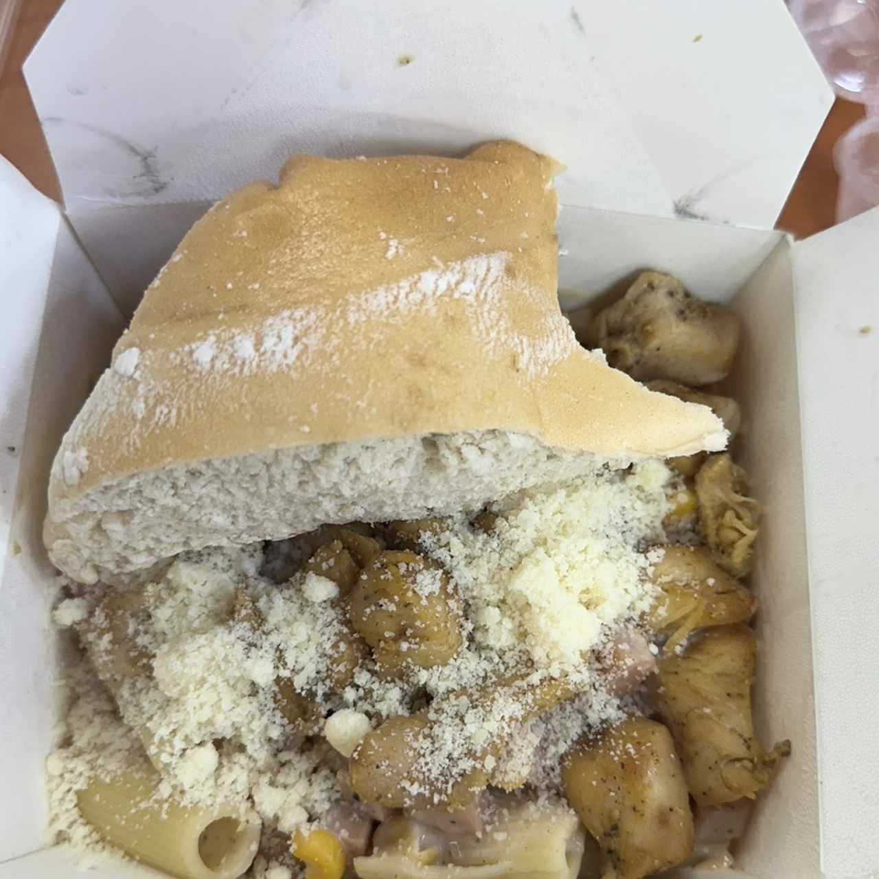 Rigattoni con salsa alfredo y extra de pollo