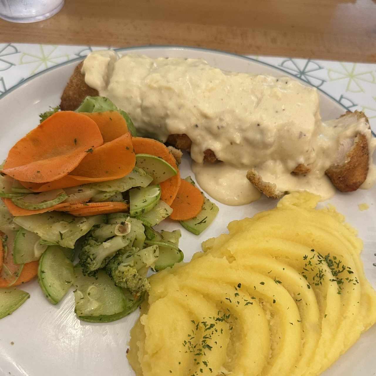 Gordon blue de pollo, pure de papa y vegetales salteados