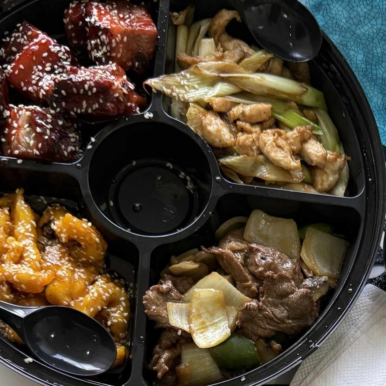 Pollo miel, pollo jengibre y cebollin, costillas dulces, lomito salsa ostras