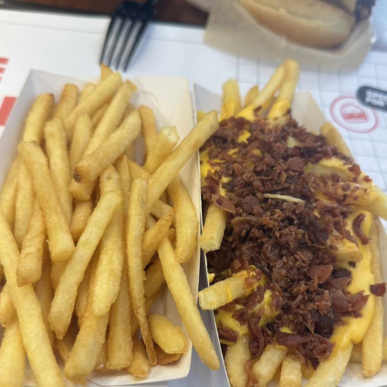 Canoas de papas fritas normales y de queso con tocineta