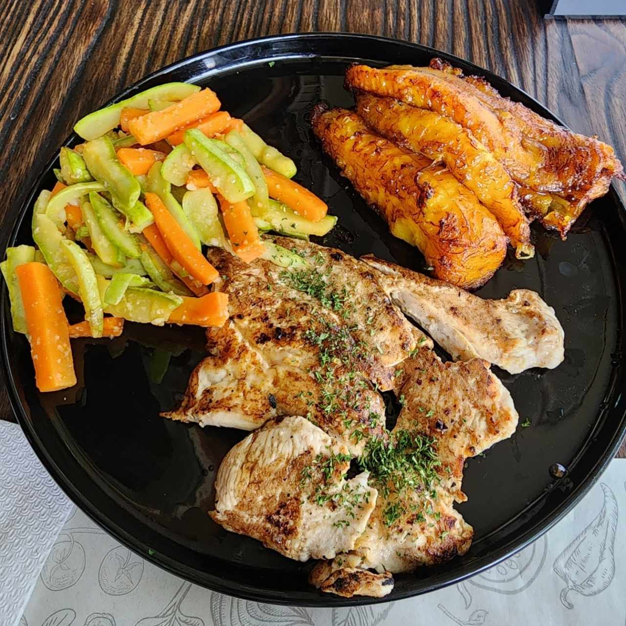 Pollo a la plancha + tajadas + vegetales salteados