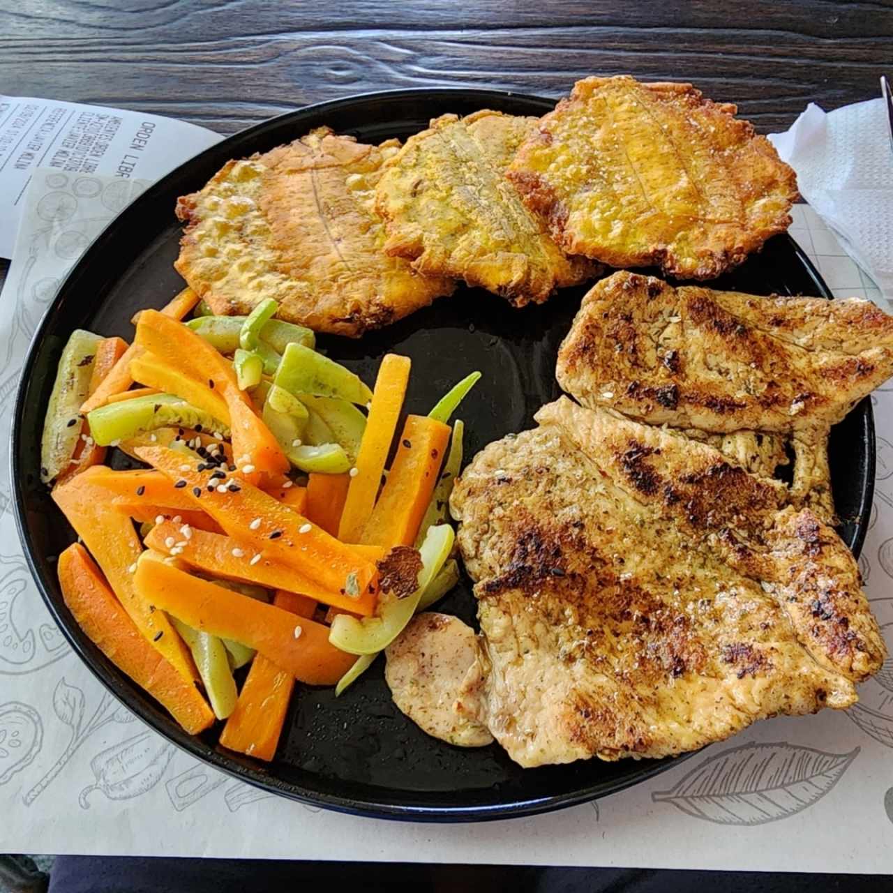 Pollo a la plancha + patacones + vegetales salteados
