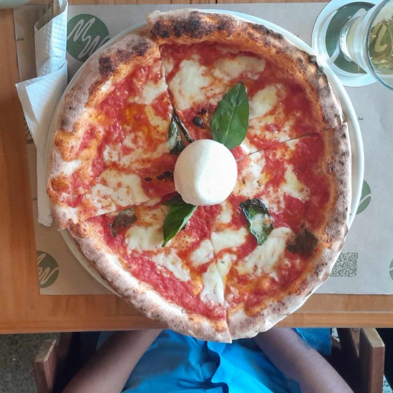Pizza Giro con su burrata.