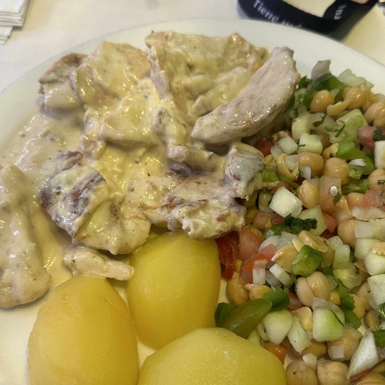 Menu ejecutivo sin sopa (tiras de pollo a la bechamel, ensalada de garbanzos y papas al vapor)